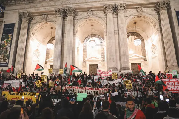 Palestinos Protestan Desde Estación Moynihan Hasta Biblioteca Pública Nueva York —  Fotos de Stock