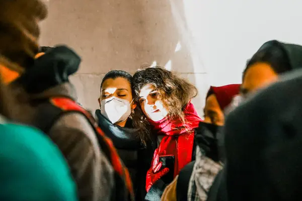 パレスチナのプロテスタントは パレスチナの詩人レイサ アリアーのためのワシントン スクエア パークで警戒を開催します 2023年12月8日 ニューヨーク パレスチナのプロテスタントがワシントン スクエア パークでパレスチナの詩人レイダ — ストック写真