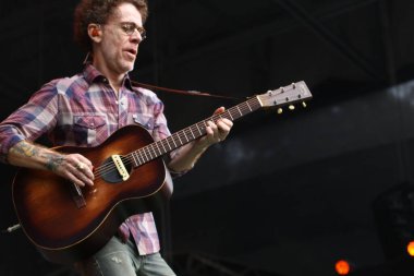 CURITIBA (PR) Brazil 12 / 09 / 2023 - Şarkıcı ve besteci Nando Reis, Pedreira Paulo Leminski 'deki bir diğer Prime Rock Brasil Curitiba organizasyonunun sahnesinde bu Cumartesi (9)). 