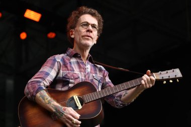 CURITIBA (PR) Brazil 12 / 09 / 2023 - Şarkıcı ve besteci Nando Reis, Pedreira Paulo Leminski 'deki bir diğer Prime Rock Brasil Curitiba organizasyonunun sahnesinde bu Cumartesi (9)). 