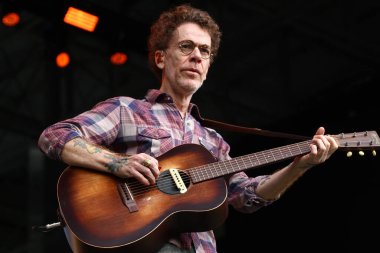 CURITIBA (PR) Brazil 12 / 09 / 2023 - Şarkıcı ve besteci Nando Reis, Pedreira Paulo Leminski 'deki bir diğer Prime Rock Brasil Curitiba organizasyonunun sahnesinde bu Cumartesi (9)). 