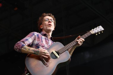 CURITIBA (PR) Brazil 12 / 09 / 2023 - Şarkıcı ve besteci Nando Reis, Pedreira Paulo Leminski 'deki bir diğer Prime Rock Brasil Curitiba organizasyonunun sahnesinde bu Cumartesi (9)). 