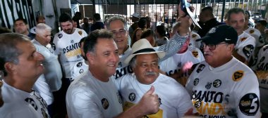 SANTOS (SP), Brezilya 12 / 09 / 2023 - Marcelo Teixeira, Chapa 5 'ten Santos Futebol Clube da Vila Belmiro' nun yeni başkanı oldu. Zafer ilan edildikten sonra, işbirlikçileriyle kutlamak için komiteye gitti..