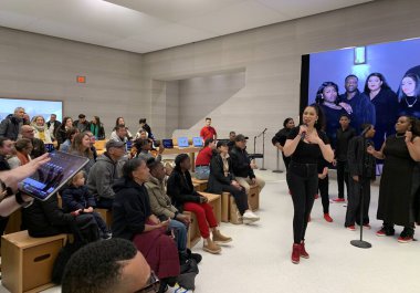 New York 'taki Apple Store' da canlı performans sergiliyor. 09 Aralık 2023, New York, ABD: Sing Harlem grubu New York 'taki 5. Cadde' deki Apple Store 'da canlı performans sergiliyor..