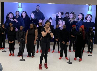 New York 'taki Apple Store' da canlı performans sergiliyor. 09 Aralık 2023, New York, ABD: Sing Harlem grubu New York 'taki 5. Cadde' deki Apple Store 'da canlı performans sergiliyor..