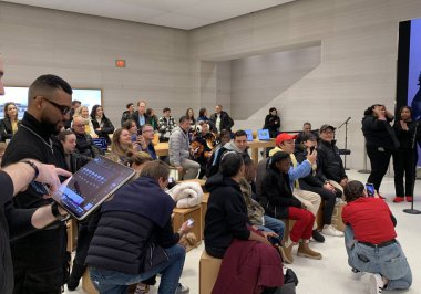 New York 'taki Apple Store' da canlı performans sergiliyor. 09 Aralık 2023, New York, ABD: Sing Harlem grubu New York 'taki 5. Cadde' deki Apple Store 'da canlı performans sergiliyor..
