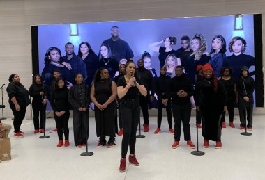 New York 'taki Apple Store' da canlı performans sergiliyor. 09 Aralık 2023, New York, ABD: Sing Harlem grubu New York 'taki 5. Cadde' deki Apple Store 'da canlı performans sergiliyor..