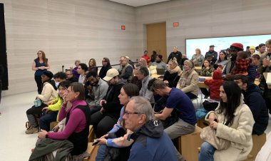 New York 'taki Apple Store' da canlı performans sergiliyor. 09 Aralık 2023, New York, ABD: Sing Harlem grubu New York 'taki 5. Cadde' deki Apple Store 'da canlı performans sergiliyor..