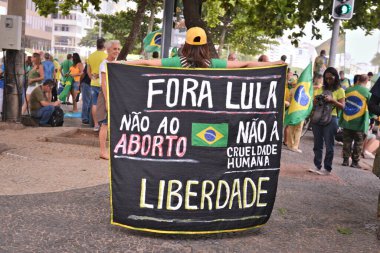 Rio de Janeiro (RJ), Brezilya 12 / 10 / 2023 - Eski cumhurbaşkanı Jair Bolsonaro 'nun (PL) destekçileri, bakanın Adalet Bakanı Flavio Dino' nun atanmasına karşı bu Pazar günü Copacabana, Rio de Janeiro 'da bir araya geldiler