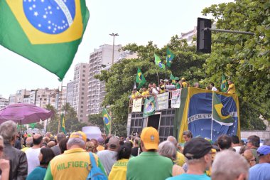 Rio de Janeiro (RJ), Brezilya 12 / 10 / 2023 - Eski cumhurbaşkanı Jair Bolsonaro 'nun (PL) destekçileri, bakanın Adalet Bakanı Flavio Dino' nun atanmasına karşı bu Pazar günü Copacabana, Rio de Janeiro 'da bir araya geldiler