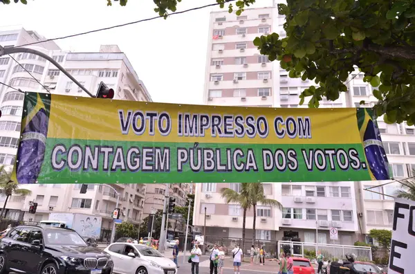 Rio de Janeiro (RJ), Brezilya 12 / 10 / 2023 - Eski cumhurbaşkanı Jair Bolsonaro 'nun (PL) destekçileri, bakanın Adalet Bakanı Flavio Dino' nun atanmasına karşı bu Pazar günü Copacabana, Rio de Janeiro 'da bir araya geldiler