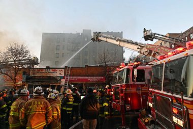 Bronx, New York 'ta 231 ve Godwin Terrace' da yangın. 13 Aralık 2023, New York, ABD: Bronx 'ta Broadway ve 21. Cadde' de yangın çıktı. Kimse yaralanmadı, ama bir kaç işletmeyi yok etti.. 