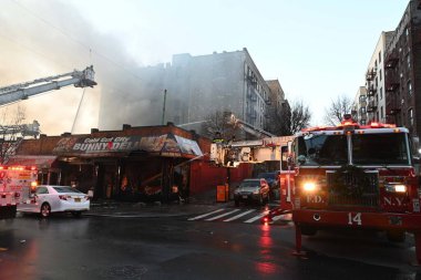 Bronx, New York 'ta 231 ve Godwin Terrace' da yangın. 13 Aralık 2023, New York, ABD: Bronx 'ta Broadway ve 21. Cadde' de yangın çıktı. Kimse yaralanmadı, ama bir kaç işletmeyi yok etti.. 