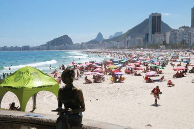 RIO DE JANEIRO (RJ), Brezilya 16 / 12 / 2023 - MoVEMENT / BEACH / RJ - Copacabana ve Ipanema plajları üzerinde Rio de Janeiro 'nun güney bölgesinde havuz gezileri. 