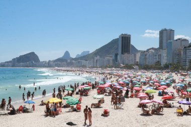 RIO DE JANEIRO (RJ), Brezilya 16 / 12 / 2023 - MoVEMENT / BEACH / RJ - Copacabana ve Ipanema plajları üzerinde Rio de Janeiro 'nun güney bölgesinde havuz gezileri. 