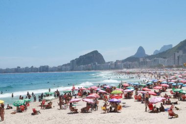 RIO DE JANEIRO (RJ), Brezilya 16 / 12 / 2023 - MoVEMENT / BEACH / RJ - Copacabana ve Ipanema plajları üzerinde Rio de Janeiro 'nun güney bölgesinde havuz gezileri. 