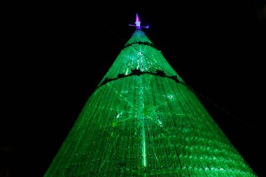 GUARULHOS (SP), 12 / 16 / 2023 - Brezilya 'nın en büyük üçüncü çocuğu olan Sao Paulo Eyaleti' ndeki Evcil Hayvan Şişeleriyle En Büyük Noel Ağacı bu Cumartesi (16) Guarulhos kentinde açıldı.