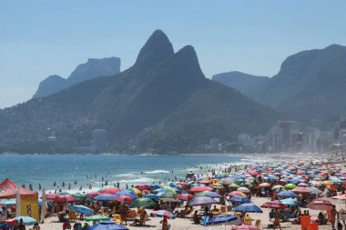 RIO DE JANEIRO (RJ), Brezilya 16 / 12 / 2023 - MoVEMENT / BEACH / RJ - Copacabana ve Ipanema plajları üzerinde Rio de Janeiro 'nun güney bölgesinde havuz gezileri. 