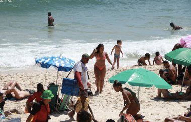 RIO DE JANEIRO (RJ), Brezilya 17 / 12 / 2023 - Ipanema plajında, bu Pazar Rio de Janeiro 'nun Güney Bölgesi' nde banyo yapanların hareketi (17)).