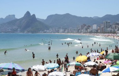 RIO DE JANEIRO (RJ), Brezilya 17 / 12 / 2023 - Ipanema plajında, bu Pazar Rio de Janeiro 'nun Güney Bölgesi' nde banyo yapanların hareketi (17)).