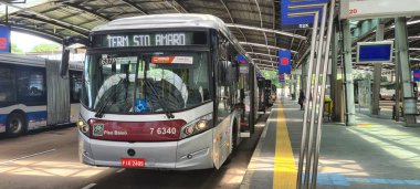 SAO PAULO (SP), Brezilya 17 / 12 / 2023 - Sao Paulo 'da bu Pazar günü toplu taşımacılıkta yürürlüğe giren sıfır gümrük vergisi. Çalışma yavaş yavaş Pazar Şafağı 'nı ve sonra genel olarak 