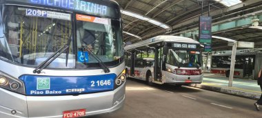 SAO PAULO (SP), Brezilya 17 / 12 / 2023 - Sao Paulo 'da bu Pazar günü toplu taşımacılıkta yürürlüğe giren sıfır gümrük vergisi. Çalışma yavaş yavaş Pazar Şafağı 'nı ve sonra genel olarak 