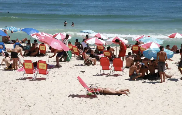 Rio Janeiro Brasil 2023 Movimiento Bañistas Playa Ipanema Zona Sur — Foto de Stock