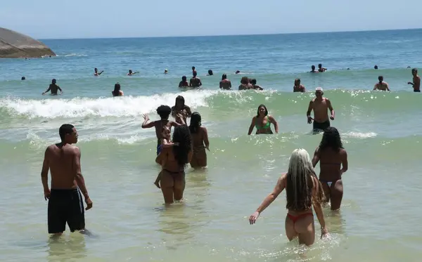 Rio Janeiro Brasil 2023 Movimiento Bañistas Playa Ipanema Zona Sur — Foto de Stock