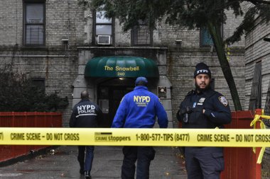 Polis Bronx, New York 'ta iki çocuğun ölümünü araştırıyor. 18 Aralık 2023, Bronx, New York, ABD: Yetkililer Pazartesi sabahı saat 11: 20 sıralarında Mount Hope bölümündeki Doğu 175. caddenin 200 bloğuna müdahale ettiler.. 