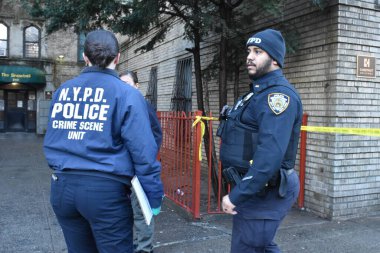 Polis Bronx, New York 'ta iki çocuğun ölümünü araştırıyor. 18 Aralık 2023, Bronx, New York, ABD: Yetkililer Pazartesi sabahı saat 11: 20 sıralarında Mount Hope bölümündeki Doğu 175. caddenin 200 bloğuna müdahale ettiler.. 