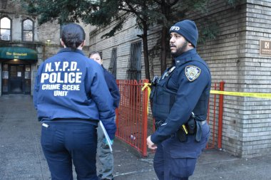 Polis Bronx, New York 'ta iki çocuğun ölümünü araştırıyor. 18 Aralık 2023, Bronx, New York, ABD: Yetkililer Pazartesi sabahı saat 11: 20 sıralarında Mount Hope bölümündeki Doğu 175. caddenin 200 bloğuna müdahale ettiler.. 