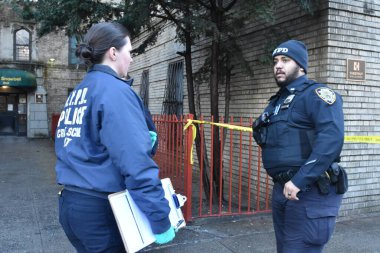 Polis Bronx, New York 'ta iki çocuğun ölümünü araştırıyor. 18 Aralık 2023, Bronx, New York, ABD: Yetkililer Pazartesi sabahı saat 11: 20 sıralarında Mount Hope bölümündeki Doğu 175. caddenin 200 bloğuna müdahale ettiler.. 