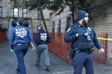 Polis Bronx, New York 'ta iki çocuğun ölümünü araştırıyor. 18 Aralık 2023, Bronx, New York, ABD: Yetkililer Pazartesi sabahı saat 11: 20 sıralarında Mount Hope bölümündeki Doğu 175. caddenin 200 bloğuna müdahale ettiler.. 