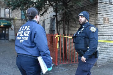 Polis Bronx, New York 'ta iki çocuğun ölümünü araştırıyor. 18 Aralık 2023, Bronx, New York, ABD: Yetkililer Pazartesi sabahı saat 11: 20 sıralarında Mount Hope bölümündeki Doğu 175. caddenin 200 bloğuna müdahale ettiler.. 