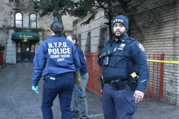 Polis Bronx, New York 'ta iki çocuğun ölümünü araştırıyor. 18 Aralık 2023, Bronx, New York, ABD: Yetkililer Pazartesi sabahı saat 11: 20 sıralarında Mount Hope bölümündeki Doğu 175. caddenin 200 bloğuna müdahale ettiler.. 