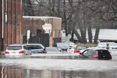 Arabalar Paterson, New Jersey 'de sel sularında mahsur kaldı. 18 Aralık 2023, Paterson, New Jersey, ABD: Pazartesi sabahı New York 'ta meydana gelen sağanak yağış nedeniyle araçların sel basmış yollarda mahsur kaldığı görüldü. 
