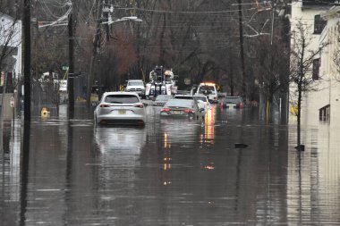 Arabalar Paterson, New Jersey 'de sel sularında mahsur kaldı. 18 Aralık 2023, Paterson, New Jersey, ABD: Pazartesi sabahı New York 'ta meydana gelen sağanak yağış nedeniyle araçların sel basmış yollarda mahsur kaldığı görüldü. 