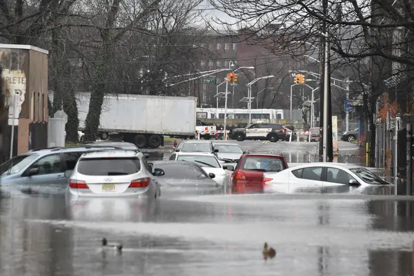 Arabalar Paterson, New Jersey 'de sel sularında mahsur kaldı. 18 Aralık 2023, Paterson, New Jersey, ABD: Pazartesi sabahı New York 'ta meydana gelen sağanak yağış nedeniyle araçların sel basmış yollarda mahsur kaldığı görüldü. 