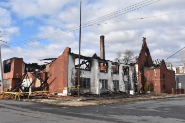 Yetkililer Chester, Pennsylvania 'daki büyük bir kiliseyi yok eden yangını araştırıyorlar. 19 Aralık 2023, Chester, Pennsylvania, ABD Pazartesi sabahı, Batı 3. Cadde ve Parker Caddesi 'nin kesiştiği yerde büyük bir yangın patlak verdi.