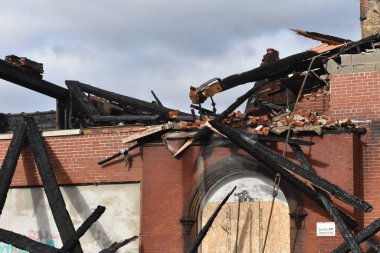 Yetkililer Chester, Pennsylvania 'daki büyük bir kiliseyi yok eden yangını araştırıyorlar. 19 Aralık 2023, Chester, Pennsylvania, ABD Pazartesi sabahı, Batı 3. Cadde ve Parker Caddesi 'nin kesiştiği yerde büyük bir yangın patlak verdi.