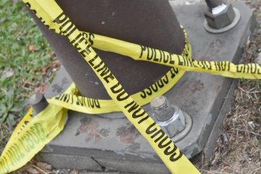 Philadelphia, Pennsylvania 'da Kendall Stephens' ın evinin yakınındaki bir direkte olay yeri bandı bulundu. 19 Aralık 2023, Philadelphia, Pennsylvania, ABD: Philadelphia Polis Özel Kurbanlar Birimi 'ne daha önce de cinsel saldırı haberleri geldi 