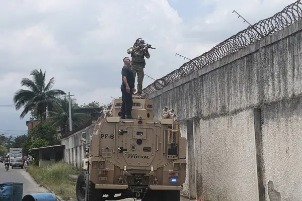 Duque Caxias 2023 Labor Rj的警察 联邦警察 联邦警察为劳工部的一次检查行动提供了两辆装甲车的支持 — 图库照片