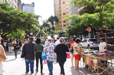 CURITIBA (PR), 12 / 20 / 2023 - Yılbaşı hediyesi almak isteyen tüketicilerin taşınması ve Çarşamba öğleden sonra Praca Osorio yakınlarında kurulan dönme dolaba bedava binme fırsatı (20)). 