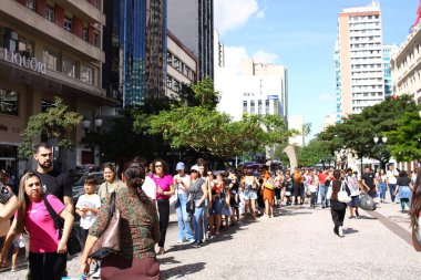 CURITIBA (PR), 12 / 20 / 2023 - Yılbaşı hediyesi almak isteyen tüketicilerin taşınması ve Çarşamba öğleden sonra Praca Osorio yakınlarında kurulan dönme dolaba bedava binme fırsatı (20)). 
