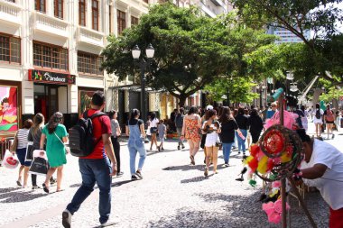 CURITIBA (PR), 12 / 20 / 2023 - Yılbaşı hediyesi almak isteyen tüketicilerin taşınması ve Çarşamba öğleden sonra Praca Osorio yakınlarında kurulan dönme dolaba bedava binme fırsatı (20)). 