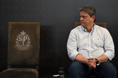 SAO PAULO (SP), Brezilya 12 / 21 / 2023 - Sao Paulo Valisi, Tarcisio de Freitas bu Perşembe günü Palacio dos Bandeirantes 'de Sao Paulo belediyelerine yapılan yatırımların imzalanması sırasında). 