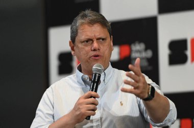 SAO PAULO (SP), Brezilya 12 / 21 / 2023 - Sao Paulo Valisi, Tarcisio de Freitas bu Perşembe günü Palacio dos Bandeirantes 'de Sao Paulo belediyelerine yapılan yatırımların imzalanması sırasında). 