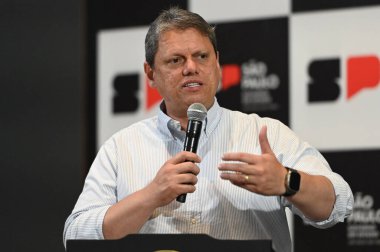 SAO PAULO (SP), Brezilya 12 / 21 / 2023 - Sao Paulo Valisi, Tarcisio de Freitas bu Perşembe günü Palacio dos Bandeirantes 'de Sao Paulo belediyelerine yapılan yatırımların imzalanması sırasında). 