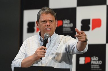 SAO PAULO (SP), Brezilya 12 / 21 / 2023 - Sao Paulo Valisi, Tarcisio de Freitas bu Perşembe günü Palacio dos Bandeirantes 'de Sao Paulo belediyelerine yapılan yatırımların imzalanması sırasında). 
