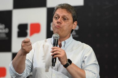 SAO PAULO (SP), Brezilya 12 / 21 / 2023 - Sao Paulo Valisi, Tarcisio de Freitas bu Perşembe günü Palacio dos Bandeirantes 'de Sao Paulo belediyelerine yapılan yatırımların imzalanması sırasında). 